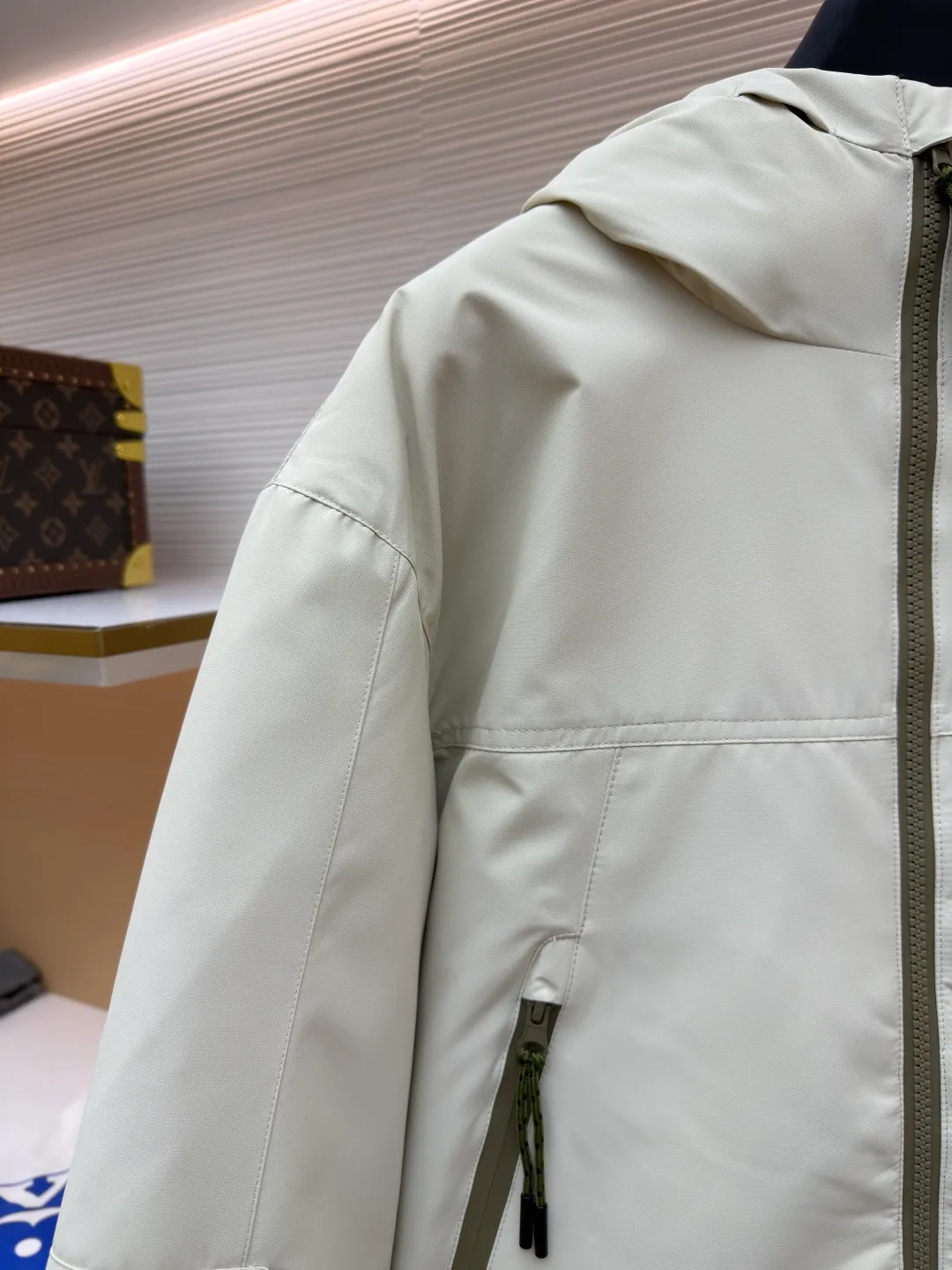 Ralph Lauren logo hooded down jacket ●Original version: Purchased and developed in 2519 ●Item number: 1682204-D60 ●Fabric: White duck down fabric ●Technology: Mechanical down filling ●Color: white ●Version: Fitted version ●Weight: about 880 grams ●Size: S-M-L-XL ●Description: Made of 90 white duck down with a weight of 220g to ensure excellent thermal insulation performance. After strict screening and treatment, the velvet is not easily drilled, ensuring durability. The classic jacket has a slightly loose fit, with slightly dropped shoulder lines (shoulder width is 1-2cm wider than the standard fit). The length reaches the hips, and the sleeves are slightly tapered straight sleeves, taking into account freedom of movement and casual style. The adjustable Velcro on the cuffs allows you to freely adjust the tightness according to the thickness of your wrist and personal preferences, effectively preventing cold wind from intruding, and improving the warmth retention performance. In terms of storage, there are two zipper pockets on the front for you to store frequently used items, and the zipper design ensures that items are not easily lost. A built-in pocket on the left side of the chest provides a safe storage space for some small private items. The drawstring design at the hem allows you to adjust the shape of the jacket according to your body shape and dressing needs. Whether it is loose and casual or slim and neat, you can easily control it. The overall wiring is straight and delicate, the fabric is comfortable and soft, and the color is consistent without color difference. It can be matched with the same style to create a fashionable look and control various occasions. Customized accessories, complete with three standards, same style for men and women!